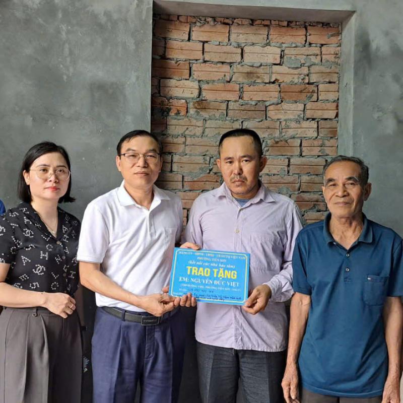 Đồng chí Ngô Văn Liên Bí thư Đảng ủy- Chủ tịch HĐND phường Tiên Sơn đến thăm, trao hỗ trợ gia đình em Nguyễn Đức Việt, Tổ dân phố Dưỡng Thọ, phường Tiên Sơn