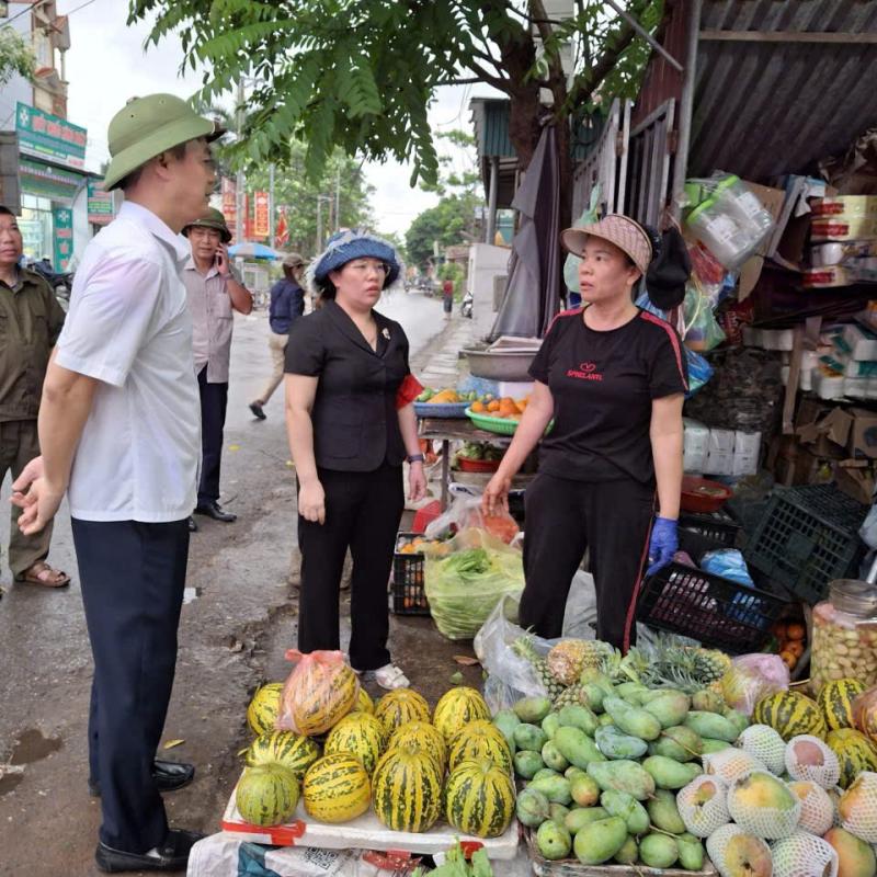 Ủy ban nhân dân phường Tiên Sơn đã tổ chức ra quân giải tỏa hành lang an toàn đường bộ