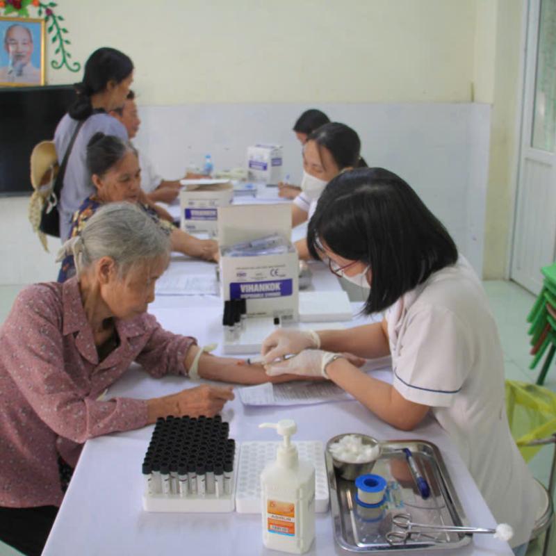 Phường Tiên Sơn tổ chức khám sức khỏe định kỳ, khám sàng lọc miễn phí cho 930 người thuộc Nhóm 2