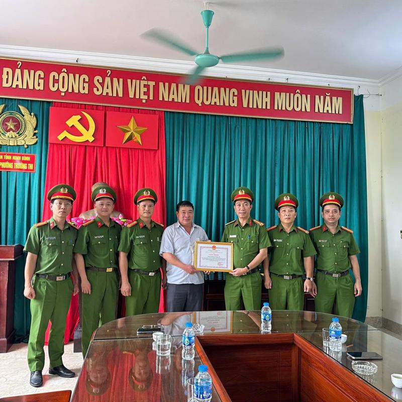 UBND phường Trường Thi khen thưởng đột xuất Công an phường Trường Thi