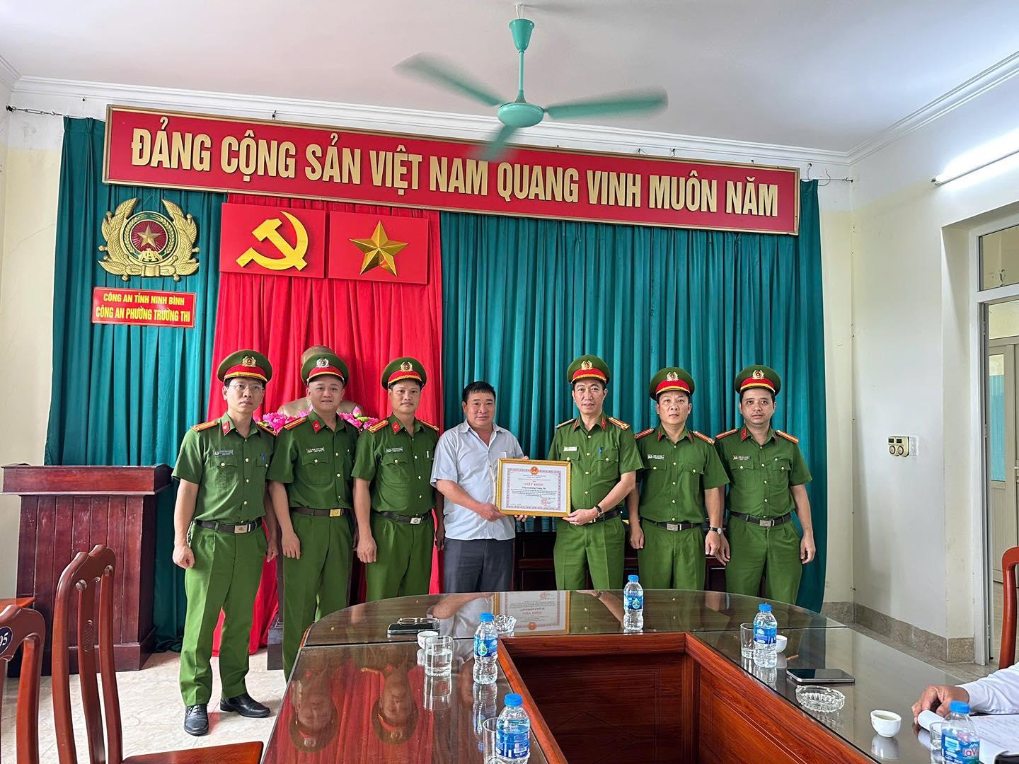 UBND phường Trường Thi khen thưởng đột xuất Công an phường Trường Thi
