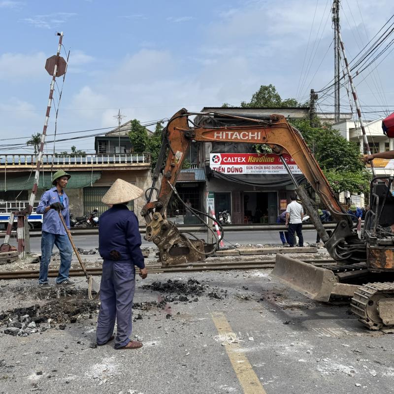 TỔ CHỨC TRIỂN KHAI ĐÓNG ĐƯỜNG NGANG KM93+893 THUỘC ĐỊA PHẬN PHƯỜNG TRƯỜNG THI