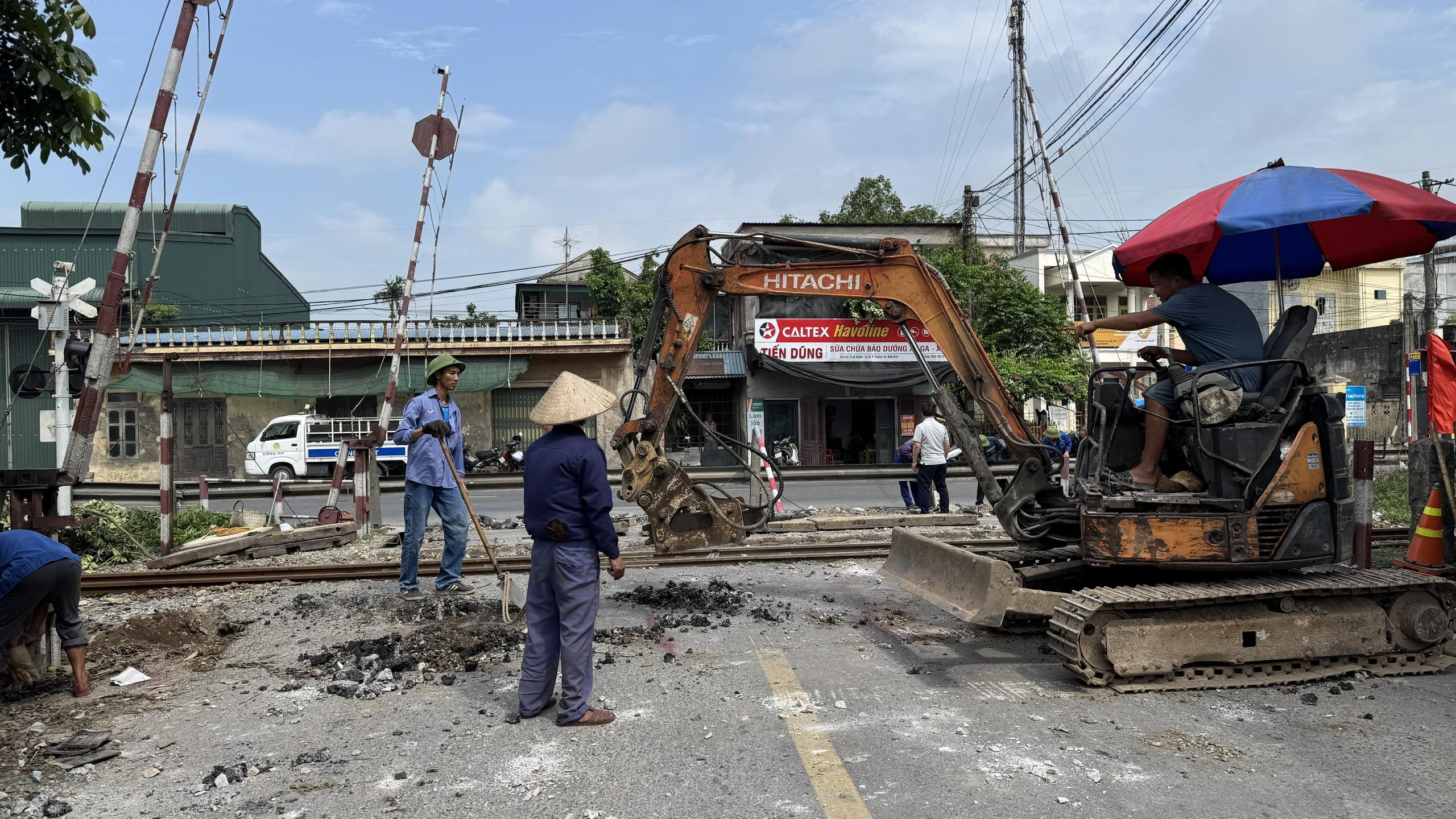 TỔ CHỨC TRIỂN KHAI ĐÓNG ĐƯỜNG NGANG KM93+893 THUỘC ĐỊA PHẬN PHƯỜNG TRƯỜNG THI