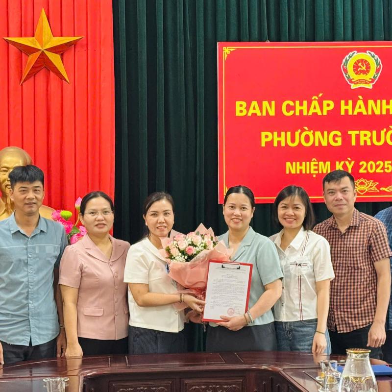 ĐẢNG ỦY PHƯỜNG TRƯỜNG THI CÔNG BỐ QUYẾT ĐỊNH CÔNG TÁC CÁN BỘ