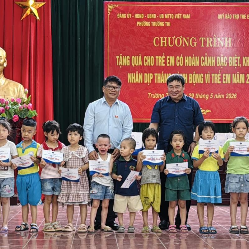 ỦY BAN MTTQ VIỆT NAM PHƯỜNG TRƯỜNG THI TỔ CHỨC HỘI NGHỊ TRAO QUÀ THIẾU NHI