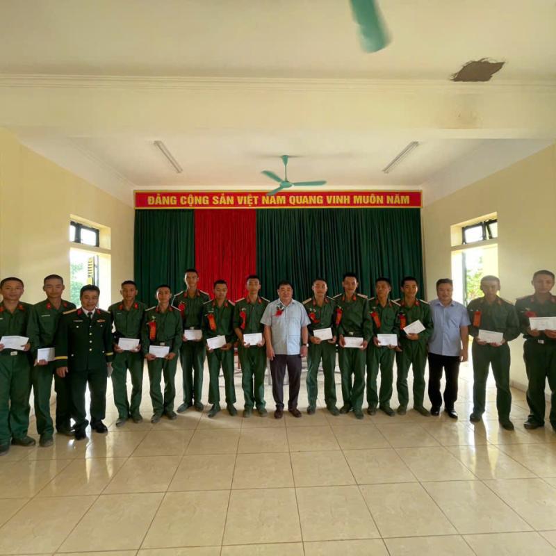 PHƯỜNG TRƯỜNG THI THAM DỰ LỄ TUYÊN THỆ CHIẾN SĨ MỚI NĂM 2026