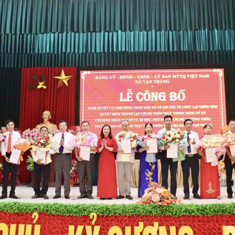 Xã Vạn Thắng tổ chức Lễ công bố Nghị quyết về sắp xếp, tổ chức lại các thôn và các Quyết định về tổ chức, nhân sự trong hệ thống chính trị ở cơ sở