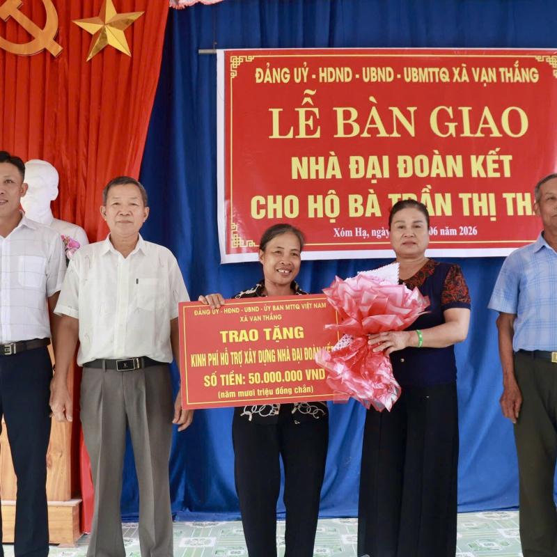 Bàn giao nhà đại đoàn kết cho hộ bà Trần Thị Thái, thôn Xóm Hạ