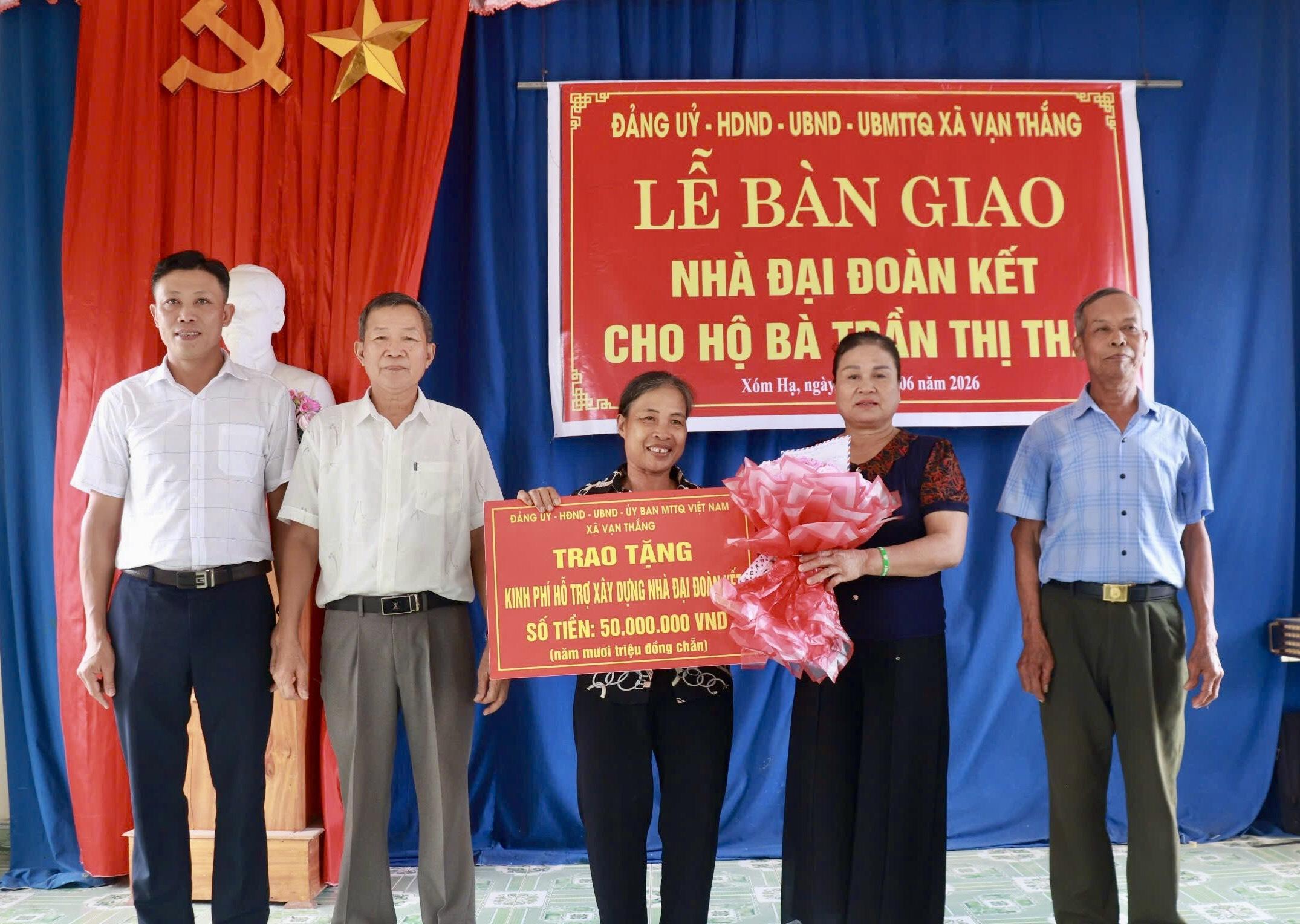 Bàn giao nhà đại đoàn kết cho hộ bà Trần Thị Thái, tại Xóm Hạ, xã Vạn Thắng