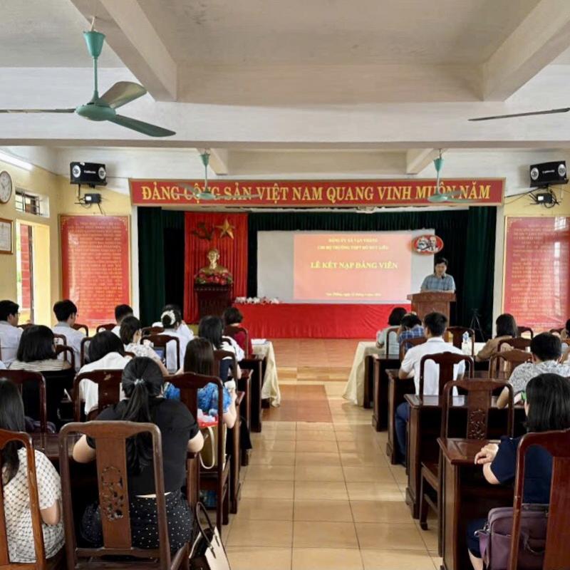 Sức trẻ dưới cờ Đảng: 5 học sinh ưu tú trường THPT Đỗ Huy Liêu vinh dự đứng trong hàng ngũ của Đảng