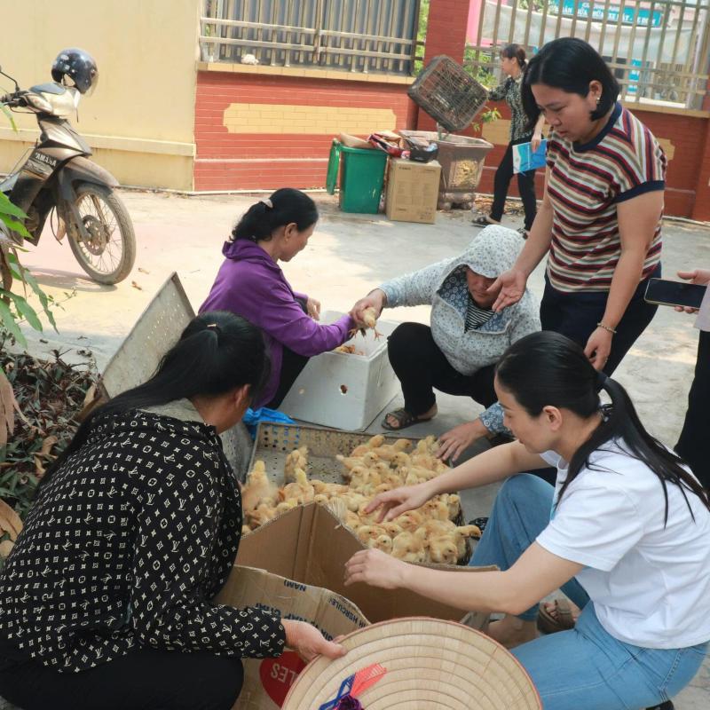 Hội LHPN Việt Nam xã Vạn Thắng trao cần câu giúp phụ nữ có hoàn cảnh khó khăn