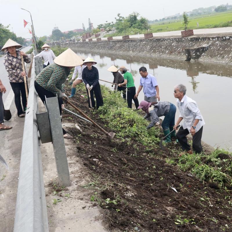 Xã Vạn Thắng ra quân tổng dọn vệ sinh môi trường chào mừng kỷ niệm các ngày lễ lớn
