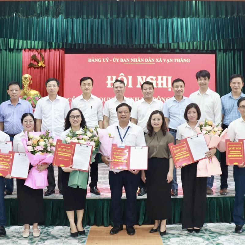 Xã Vạn Thắng công bố các Quyết định về công tác cán bộ