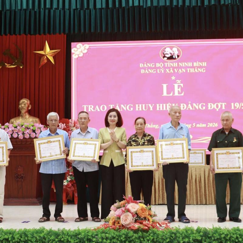 Ngời sáng sắc Huy hiệu Đảng tại quê hương Vạn Thắng