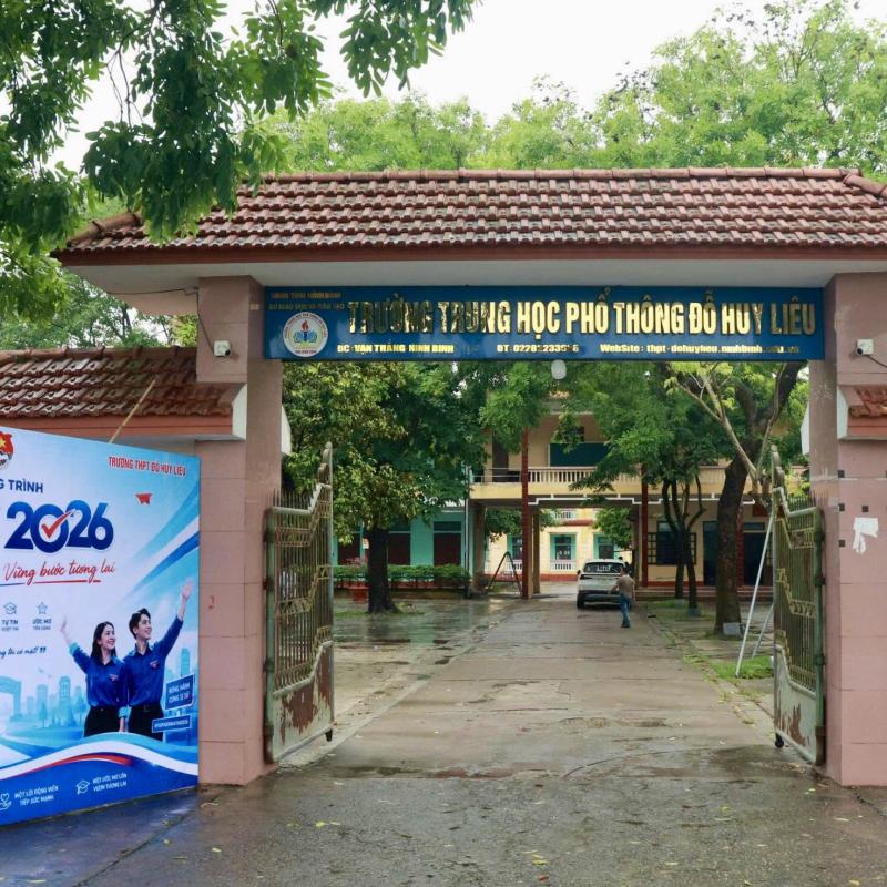 Đoàn công tác xã Vạn Thắng kiểm tra công tác đảm bảo trước kỳ thi tuyển sinh lớp 10 THPT tại Trường THPT Đỗ Huy Liêu
