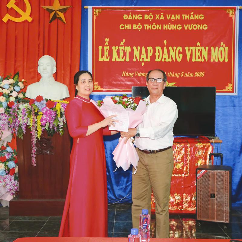 Chi bộ thôn Hùng Vương kết nạp Đảng viên mới, triển khai nhiệm vụ công tác tháng 6