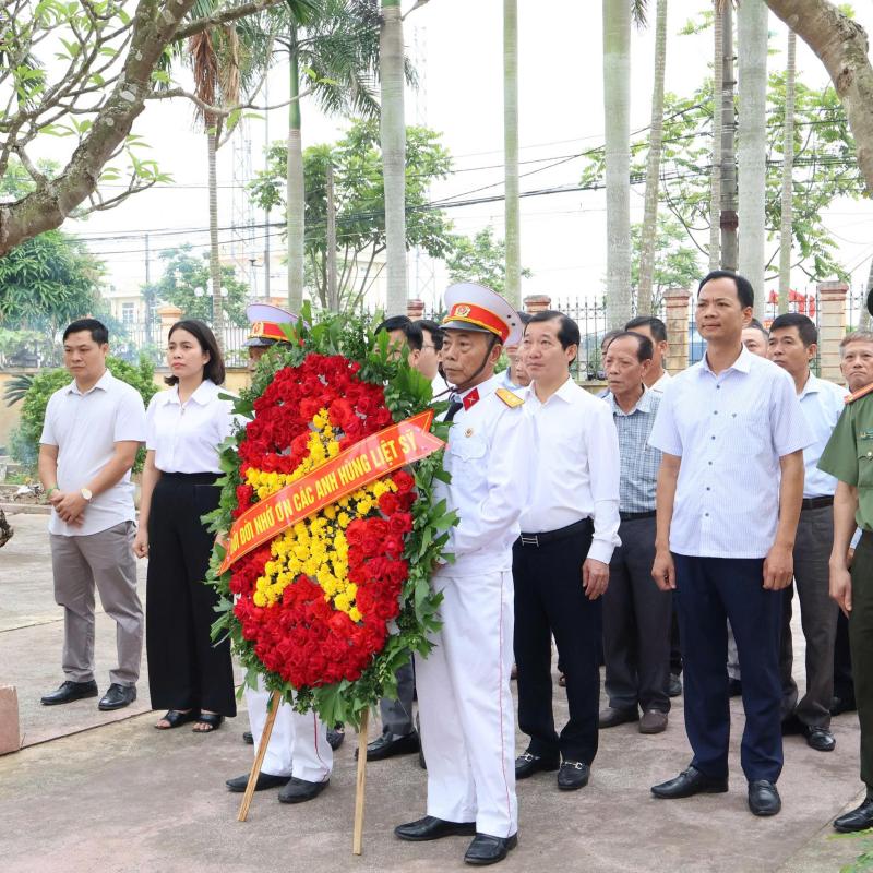 Phường Vị Khê tổ chức Lễ dâng hương, viếng nghĩa trang liệt sỹ nhân dịp kỷ niệm 51 năm ngày Giải phóng miền Nam, thống nhất đất nước (30/4/1975 - 30/4/2026)