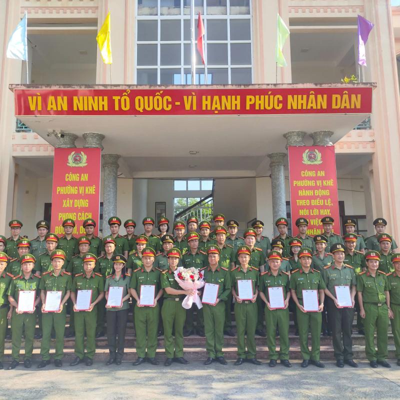 CÔNG AN PHƯỜNG VỊ KHÊ TỔ CHỨC LỄ CÔNG BỐ QUYẾT ĐỊNH THĂNG CẤP BẬC HÀM, NÂNG BẬC LƯƠNG CHO 13 CBCS NĂM 2026