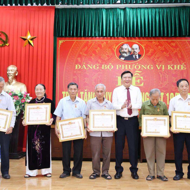 Đảng ủy phường Vị Khê tổ chức Lễ trao tặng Huy hiệu Đảng đợt 19/5/2026