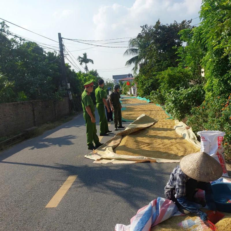 CÔNG AN PHƯỜNG VỊ KHÊ TUYÊN TRUYỀN NGƯỜI DÂN PHƠI THÓC TRÊN ĐƯỜNG GIAO THÔNG: TIỀM ẨN HÀM NGUY HIỂM VÀ HÀNH VI VI PHẠM PHÁP LUẬT