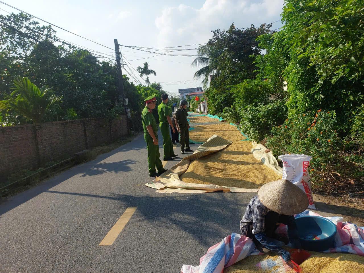 CÔNG AN PHƯỜNG VỊ KHÊ TUYÊN TRUYỀN NGƯỜI DÂN PHƠI THÓC TRÊN ĐƯỜNG GIAO THÔNG: TIỀM ẨN HÀM NGUY HIỂM VÀ HÀNH VI VI PHẠM PHÁP LUẬT