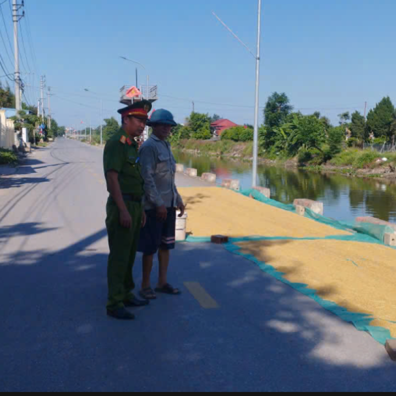 Công an phường Vị Khê tiếp tục đẩy mạnh tuyên truyền người dân không phơi thóc lúa trên các tuyến đường giao thông”
