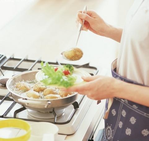 Các đồng chí lãnh đạo huyện Vụ Bản thăm, tặng quà Tết người nghèo xuân Đinh Dậu 2017.