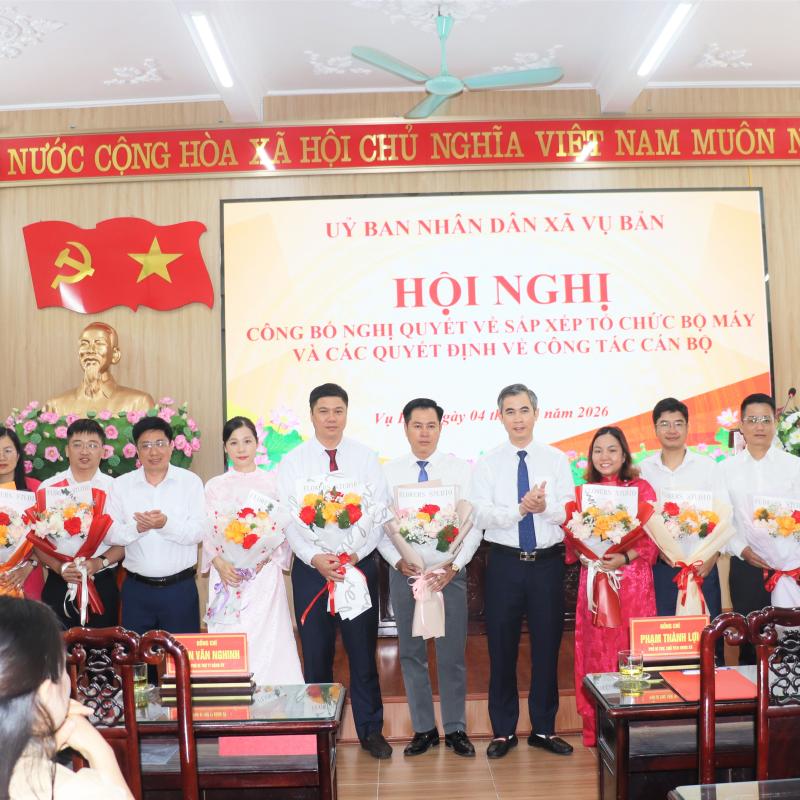Xã Vụ Bản công bố các Quyết định về sắp xếp tổ chức bộ máy và công tác cán bộ