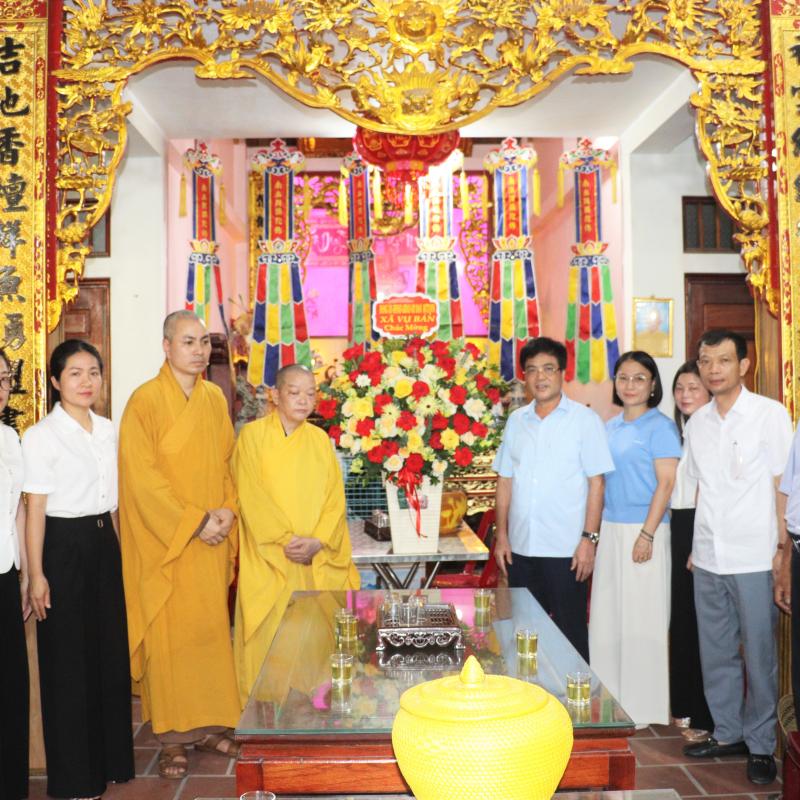 Đoàn đại biểu xã Vụ Bản thăm và chúc mừng lễ phật đản các chùa trên địa bàn xã