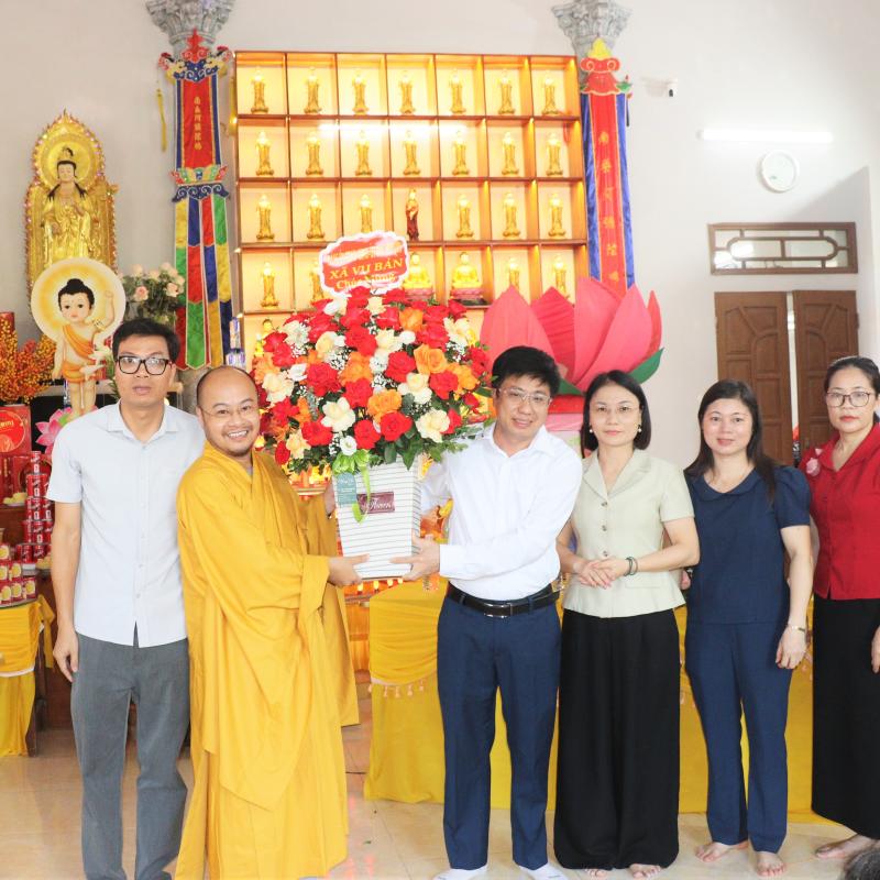 Đoàn đại biểu xã Vụ Bản thăm và chúc mừng lễ phật đản chùa Gôi