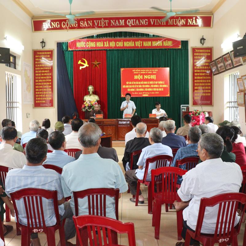 Đồng chí Bí thư Đảng uỷ, Chủ tịch HĐND xã và đoàn đại biểu HĐND xã Vụ Bản tiếp xúc cử tri trước kỳ họp thường lệ giữa năm 2026.