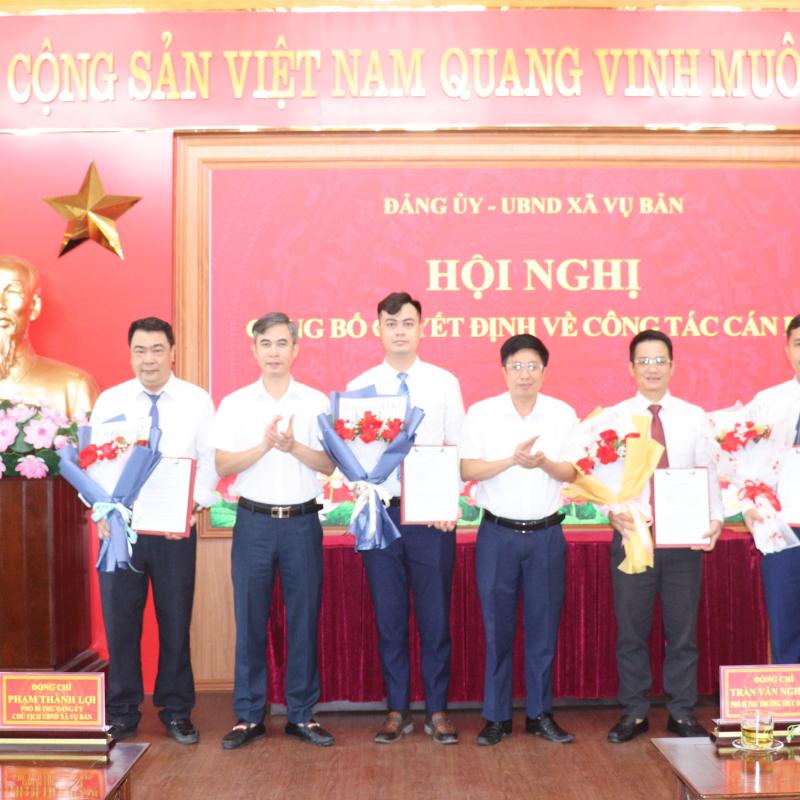 Đảng ủy xã Vụ Bản công bố các quyết định về công tác cán bộ