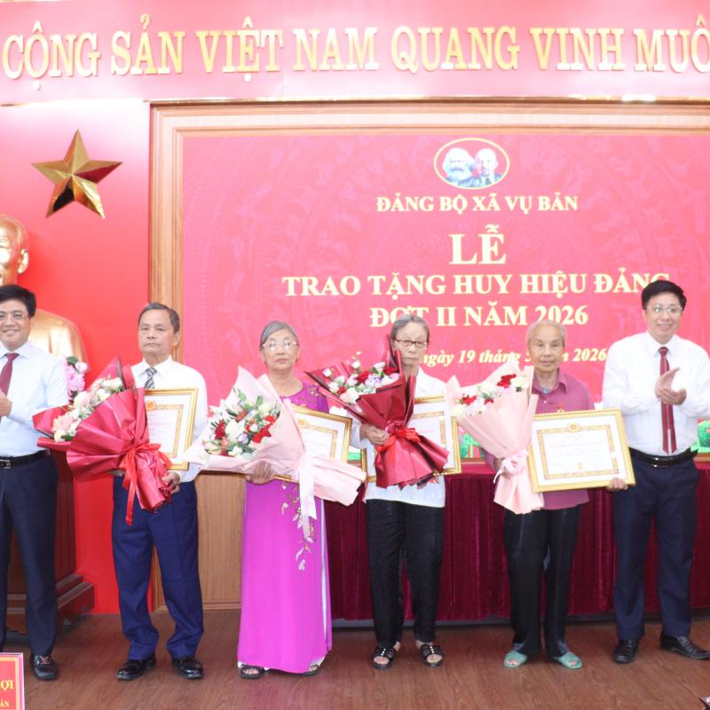 Đảng bộ xã Vụ Bản có 26 đảng viên được trao huy hiệu Đảng đợt 19/5/2026