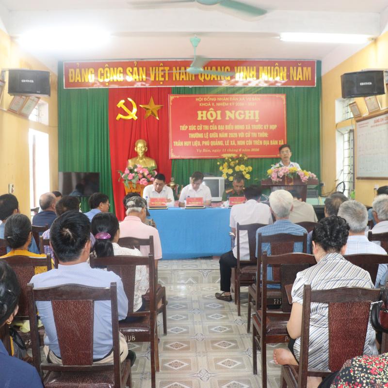 Đồng chí Chủ tịch UBND xã và đoàn đại biểu HĐND xã Vụ Bản tiếp xúc cử tri trước kỳ họp thường lệ giữa năm 2026.