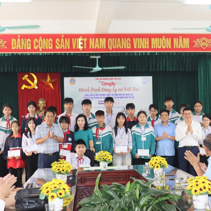 Chương trình “ Hành trình công lý và trái tim” mang yêu thương đến với những học sinh nghèo vượt khó