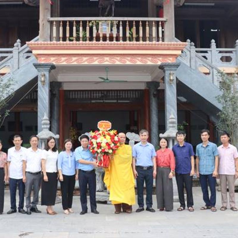 Các đồng chí lãnh đạo xã Vụ Bản thăm và chúc mừng lễ Phật Đản chùa Tiên Hương