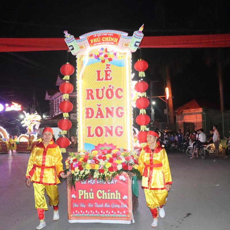 Quần thể di tích lịch sử Phủ Dầy lung linh với nghi lễ rước đuốc