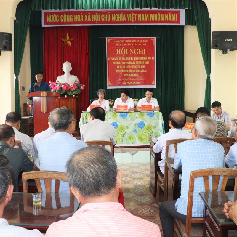 Đồng chí Phó Bí thư Thường trực Đảng uỷ và đoàn đại biểu HĐND xã Vụ Bản tiếp xúc cử tri trước kỳ họp thường lệ giữa năm 2026.