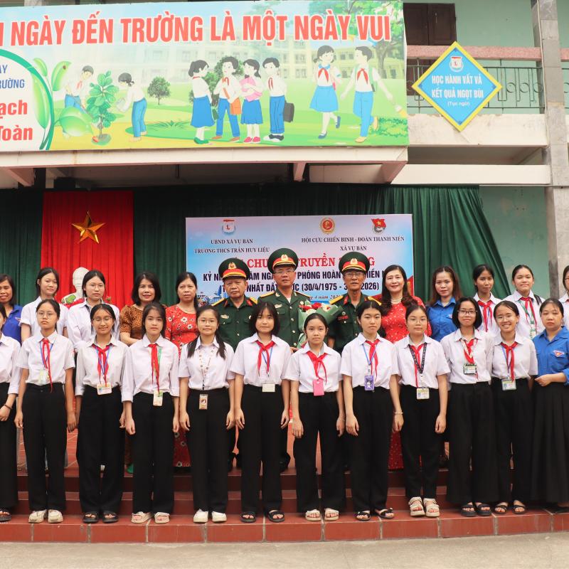 Hơn 600 học sinh của Trường THCS Trần Huy Liệu được giáo dục truyền thống yêu nước.