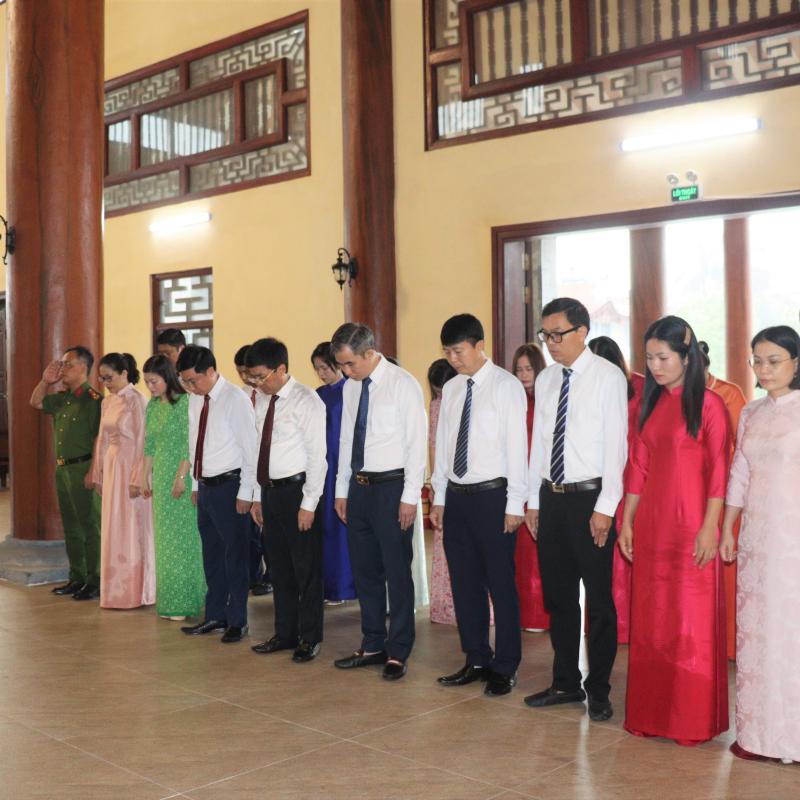 Đoàn đại biểu xã Vụ Bản dâng hương tại Đền thờ liệt sỹ trước thềm Đại hội TDTT lần thứ nhất, năm 2026.
