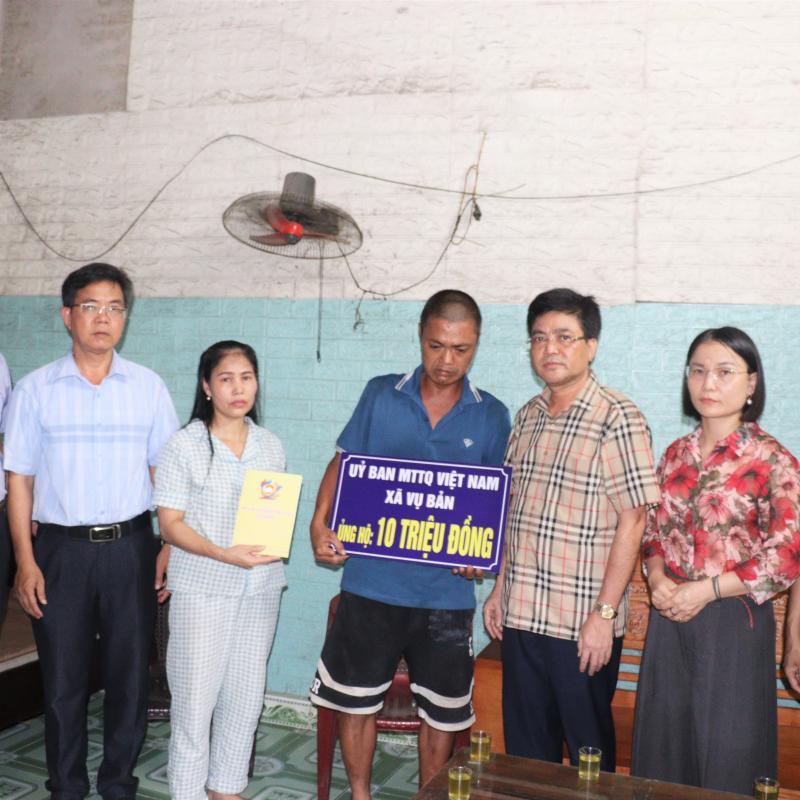 Đồng chí Bí thư Đảng ủy Vụ Bản thăm hộ có hoàn cảnh đặc biệt khó khăn tại thôn Văn Côi