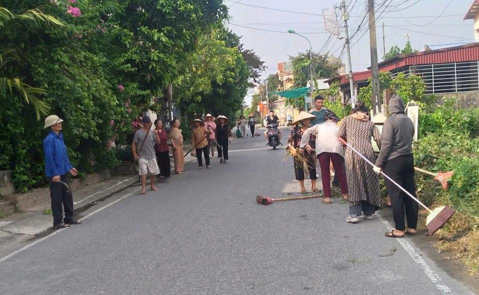 Xã Vụ Bản ra quân tổng vệ sinh môi trường trên địa bàn toàn xã, duy trì phong trào  ngày chủ nhật xanh