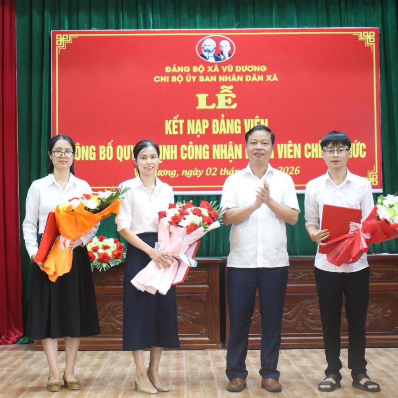 Chi bộ UBND xã Vũ Dương tổ chức lễ kết nạp Đảng viên và trao quyết định công nhận Đảng viên chính thức
