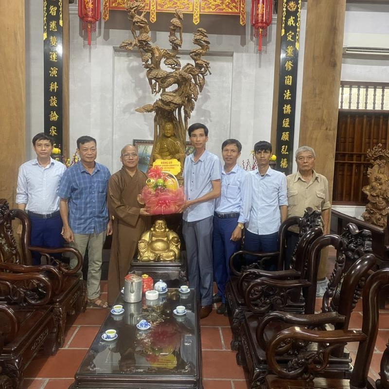 Đồng chí Phó Bí thư Thường trực Đảng ủy Xã Vũ Dương thăm, chúc mừng đại lễ phật đản 2026 tại chùa Đống Trúc