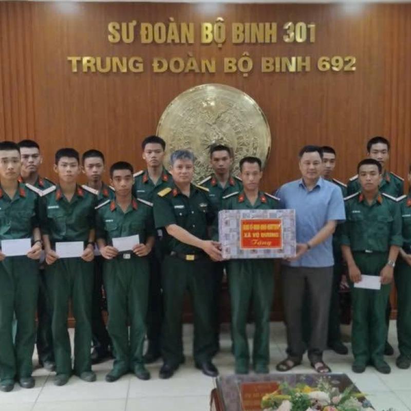 Lãnh đạo xã Vũ Dương thăm, động viên chiến sĩ mới nhập ngũ năm 2026 tại Trung đoàn Bộ binh 692