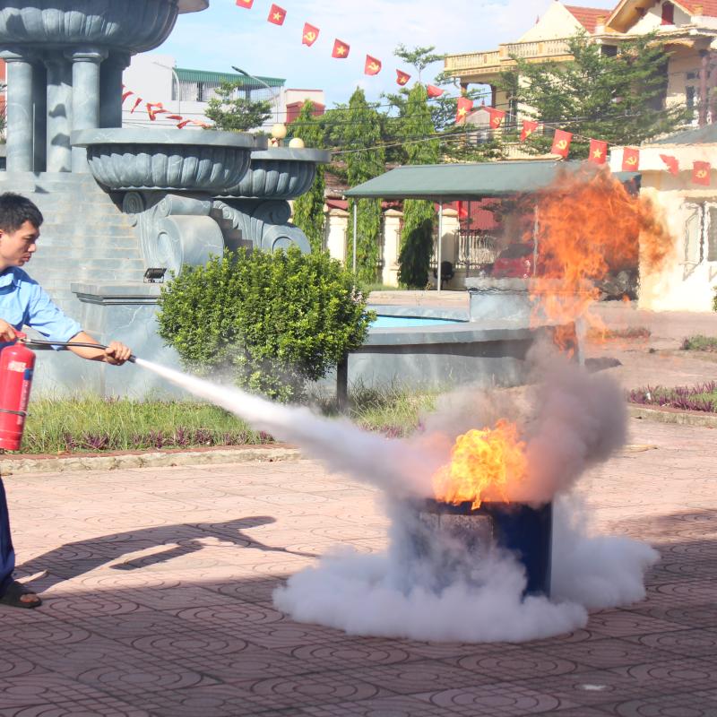 Người lao động các doanh nghiệp trên địa bàn xã Vũ Dương tham gia huấn luyện nghiệp vụ phòng cháy, chữa cháy