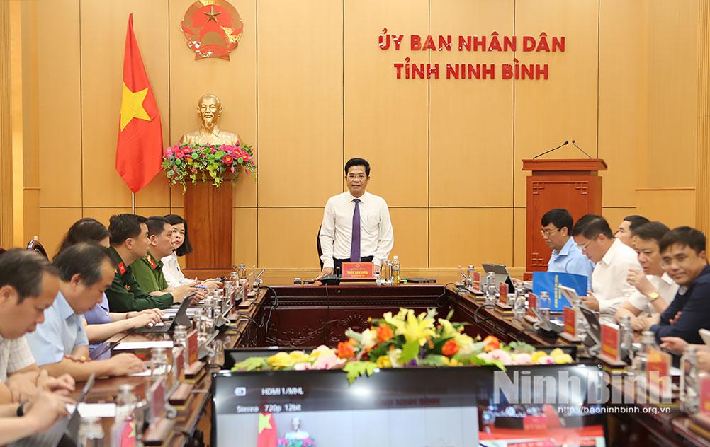 quang-canh-hoi-nghi-02de
