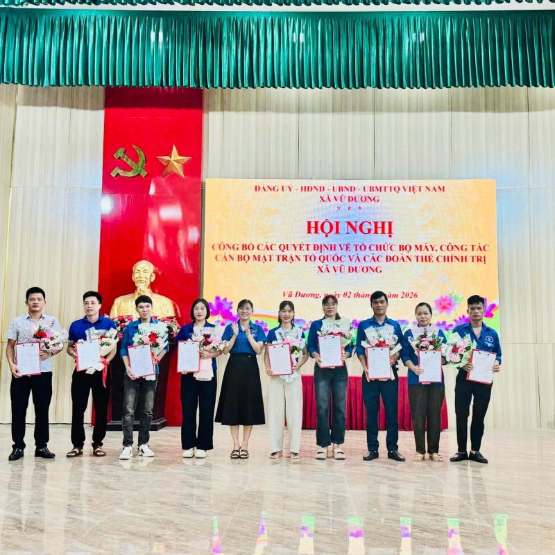 Xã Vũ Dương công bố các Quyết định về tổ chức bộ máy, công tác cán bộ MTTQ và các đoàn thể chính trị - xã hội