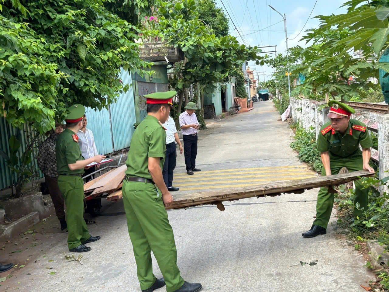 Ra quân đảm bảo hành lang an toàn giao thông đường sắt trên địa bàn