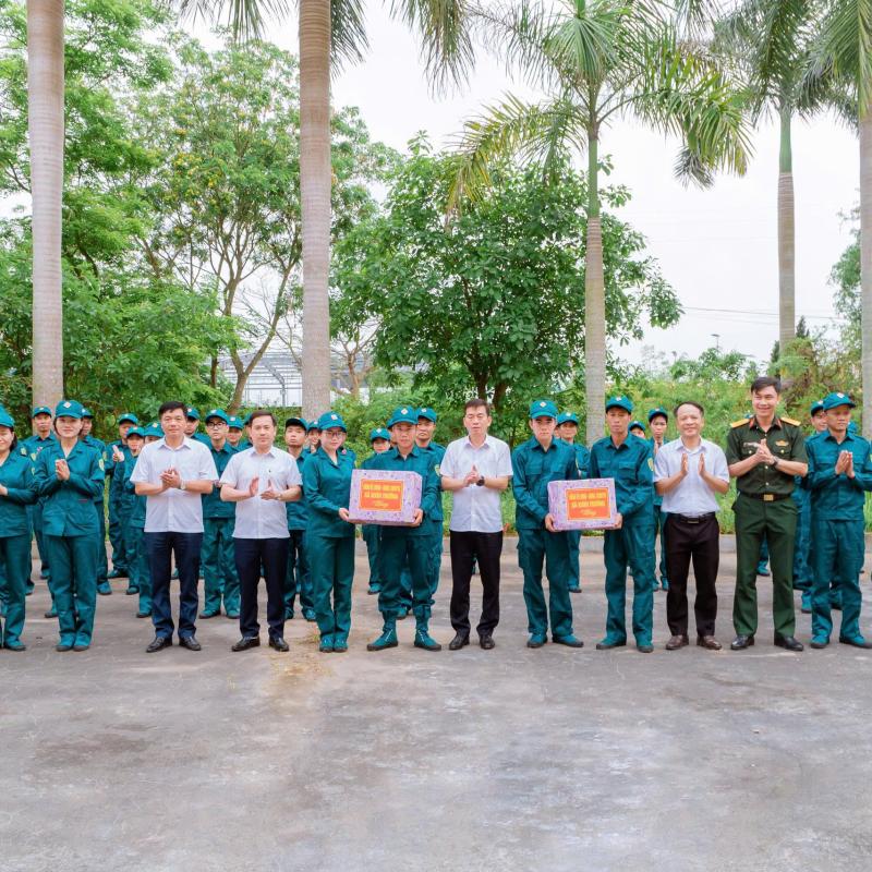 Lãnh đạo xã Xuân Trường kiểm tra, động viên, tặng quà lực lượng dân quân huấn luyện năm thứ nhất, năm 2026